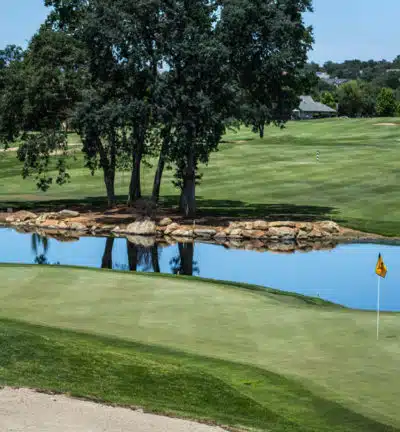 There are beautiful golf courses everywhere, Photo: Edewaa Foster / Unsplash