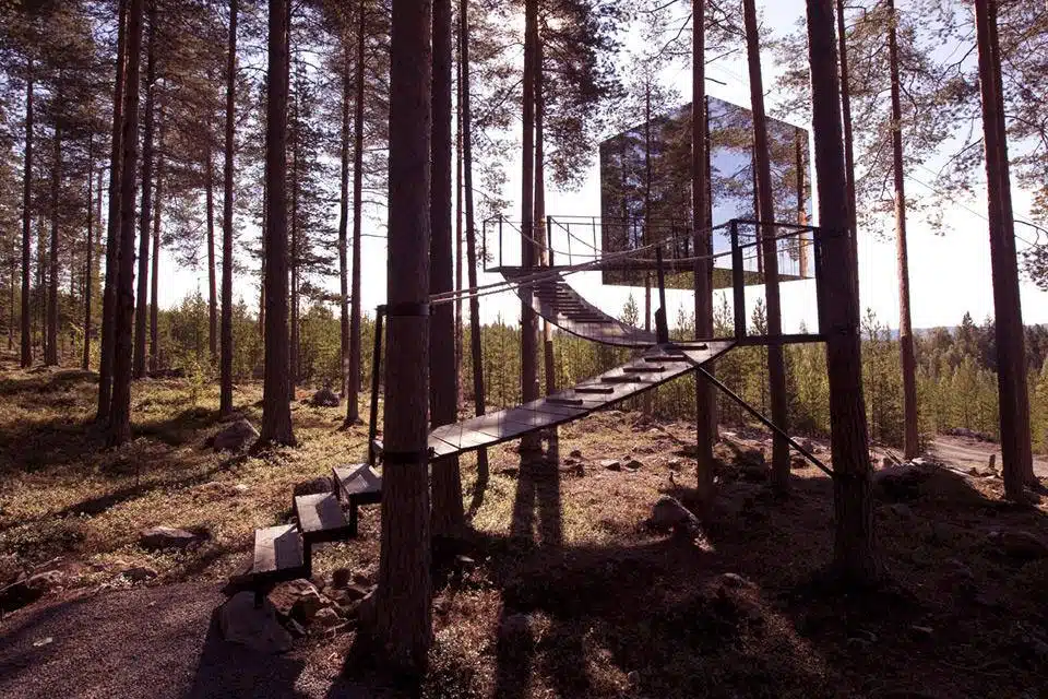 Floating in the forest: "The Mirrorcube", Photo: Treehotel
