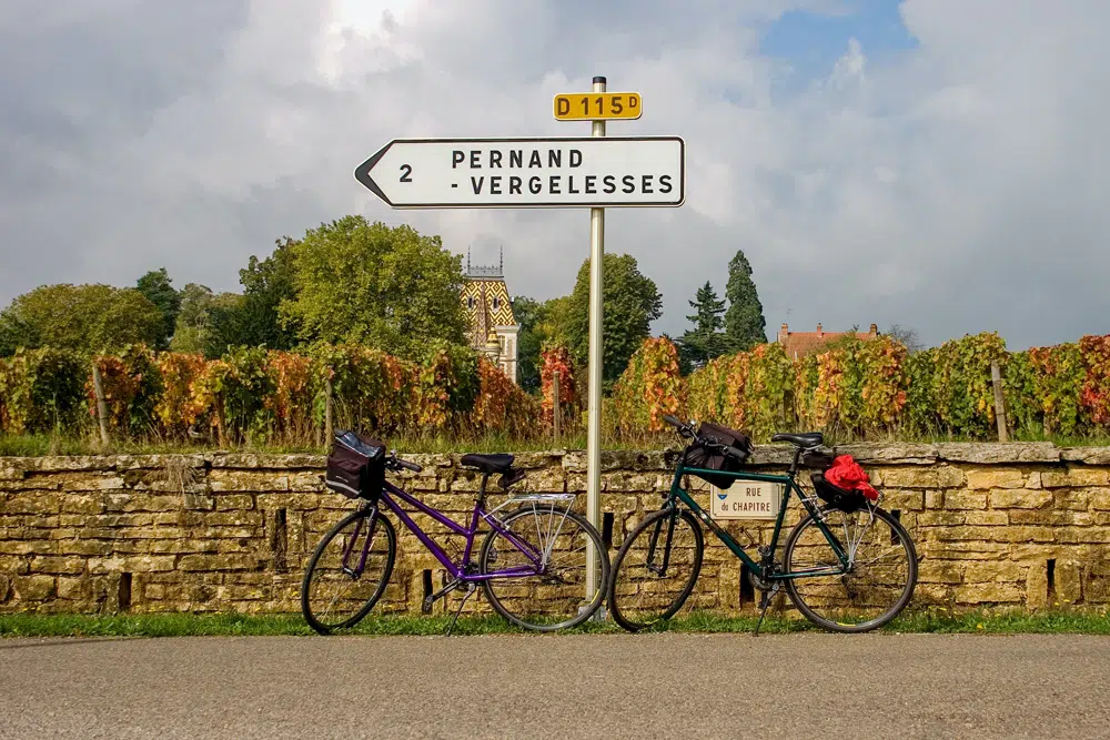 Two people exploring other countries by bike, Photo: Ian Taylor / Unsplash