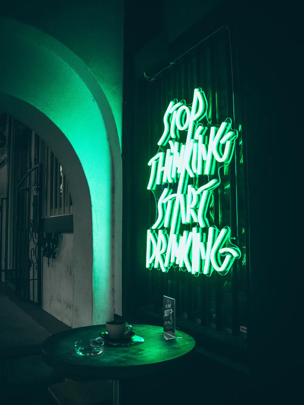 Bars and clubs of Singapore. Photo: Lily Banse / Unsplash