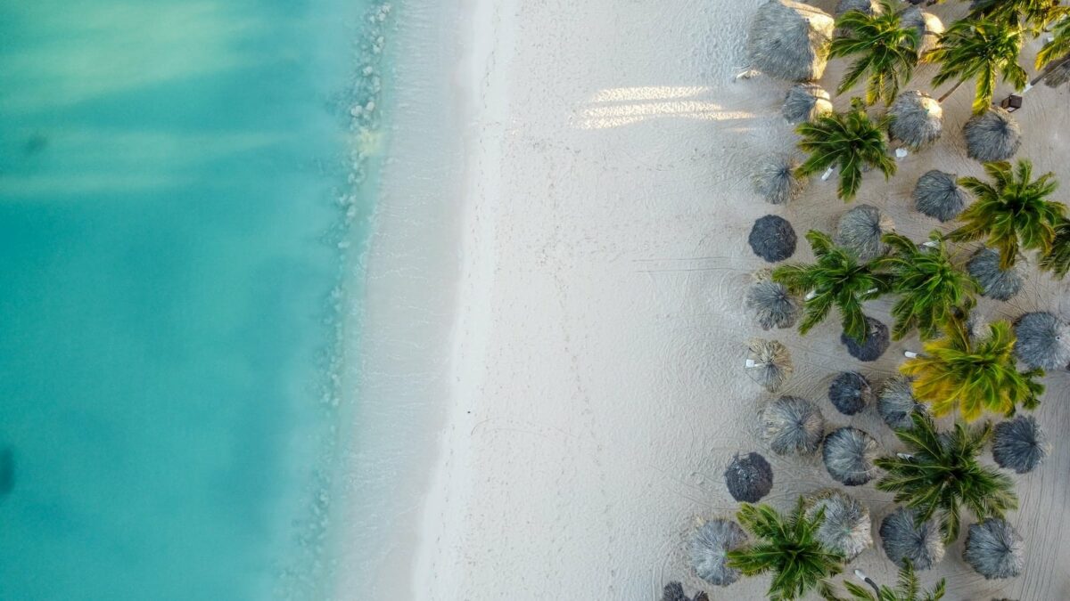 Find the most beautiful beaches. Photo: Lex Melony / Unsplash