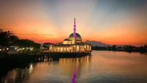 Mosque in Kuching, Sarawak, Malaysia Borneo, Photo: S.Ratanak / Unsplash