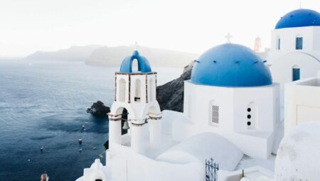 Santorini and some blue roofs, Photo: Jonathan Gallegos / Unsplash