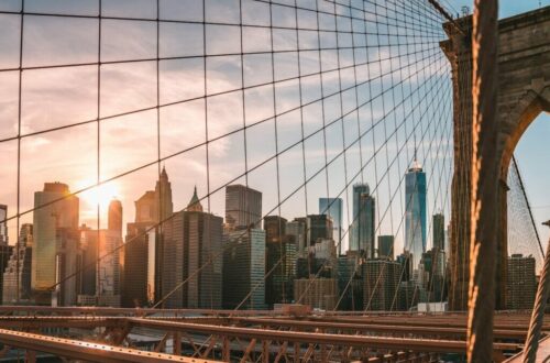 Blick von der Brooklyn Bridge auf die Skyline von New York City, Foto: Colton Duke / Unsplash