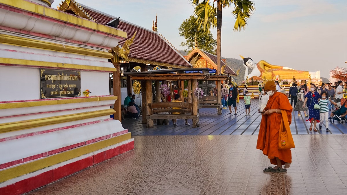 Respectful temple visits in Thailand: all the rules and background in detail 4 Monk on the way in a temple, photo: Aleksei Zhivilov / Unsplash