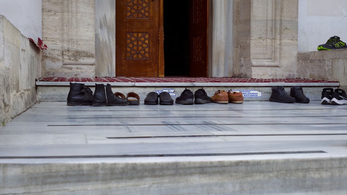 Respectful temple visits in Thailand: all the rules and background in detail 2 Take off your shoes before entering a temple, photo: Ilker Ozmen / Unsplash