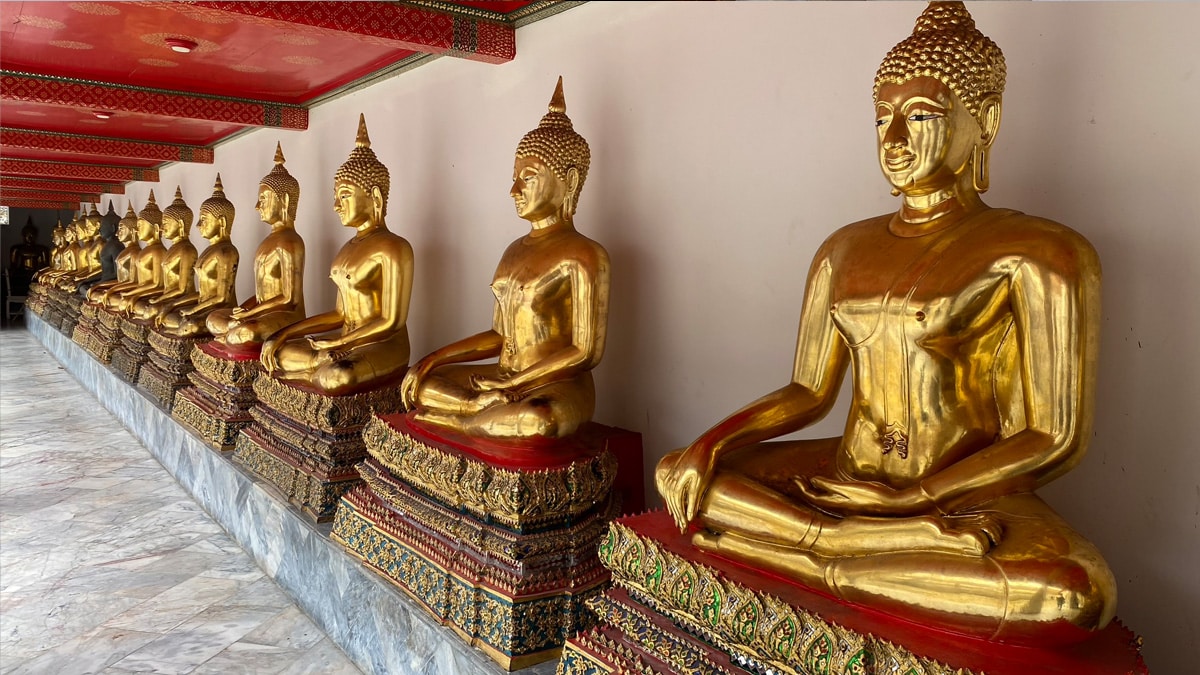 Respectful temple visits in Thailand: all the rules and background in detail 3 Buddha statues at Wat Pho in Bangkok, photo: Daniela Neuthor / Traveljunkyz