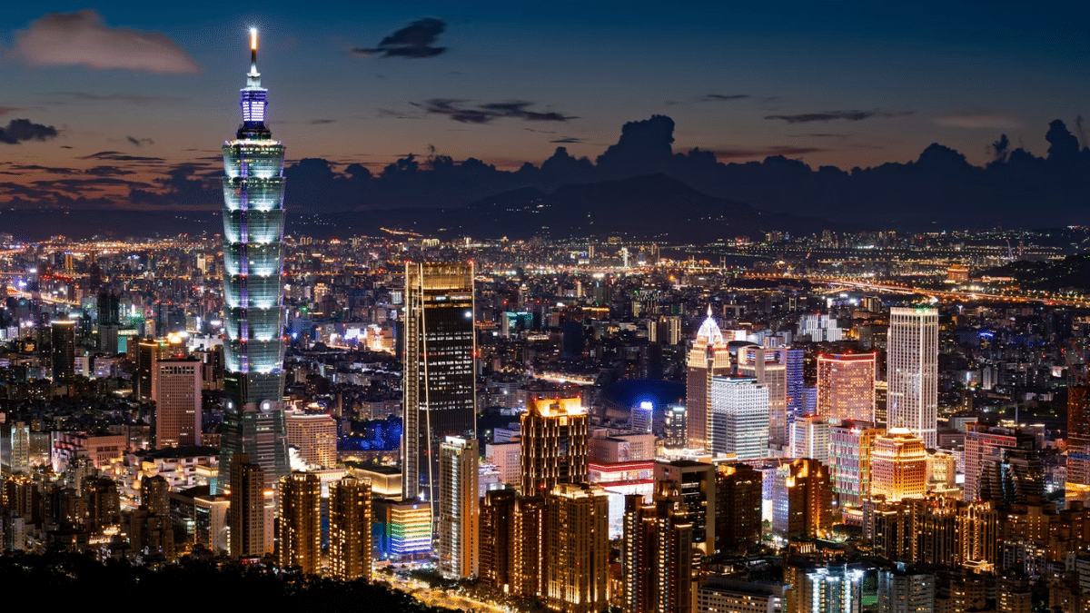 Taiwan—the island that everyone underestimates and no one wants to leave 2 Taipei at night, Photo Timo Volz/Unsplash